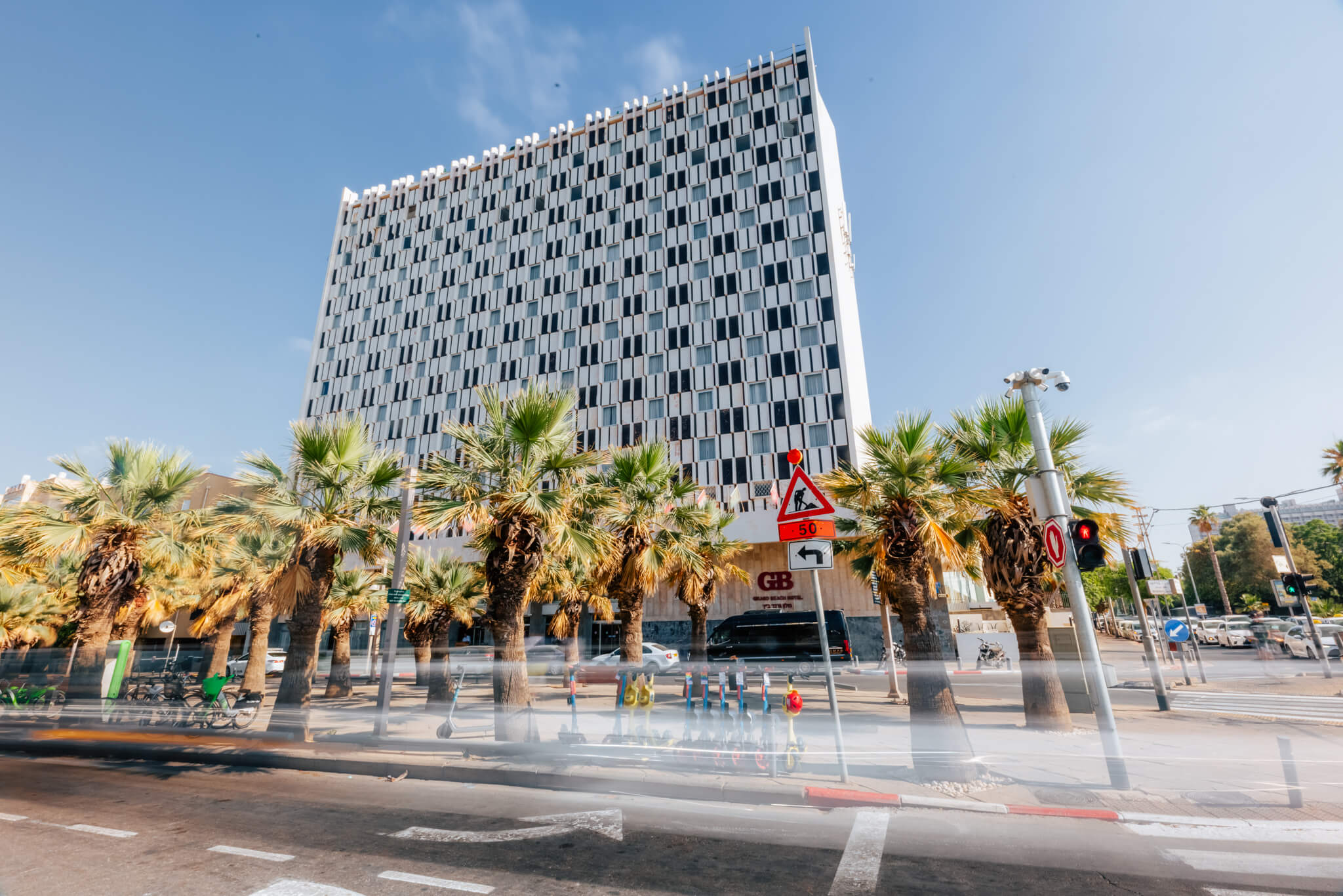מלון גרנד ביץ' תל אביב | מבט על בניין המלון