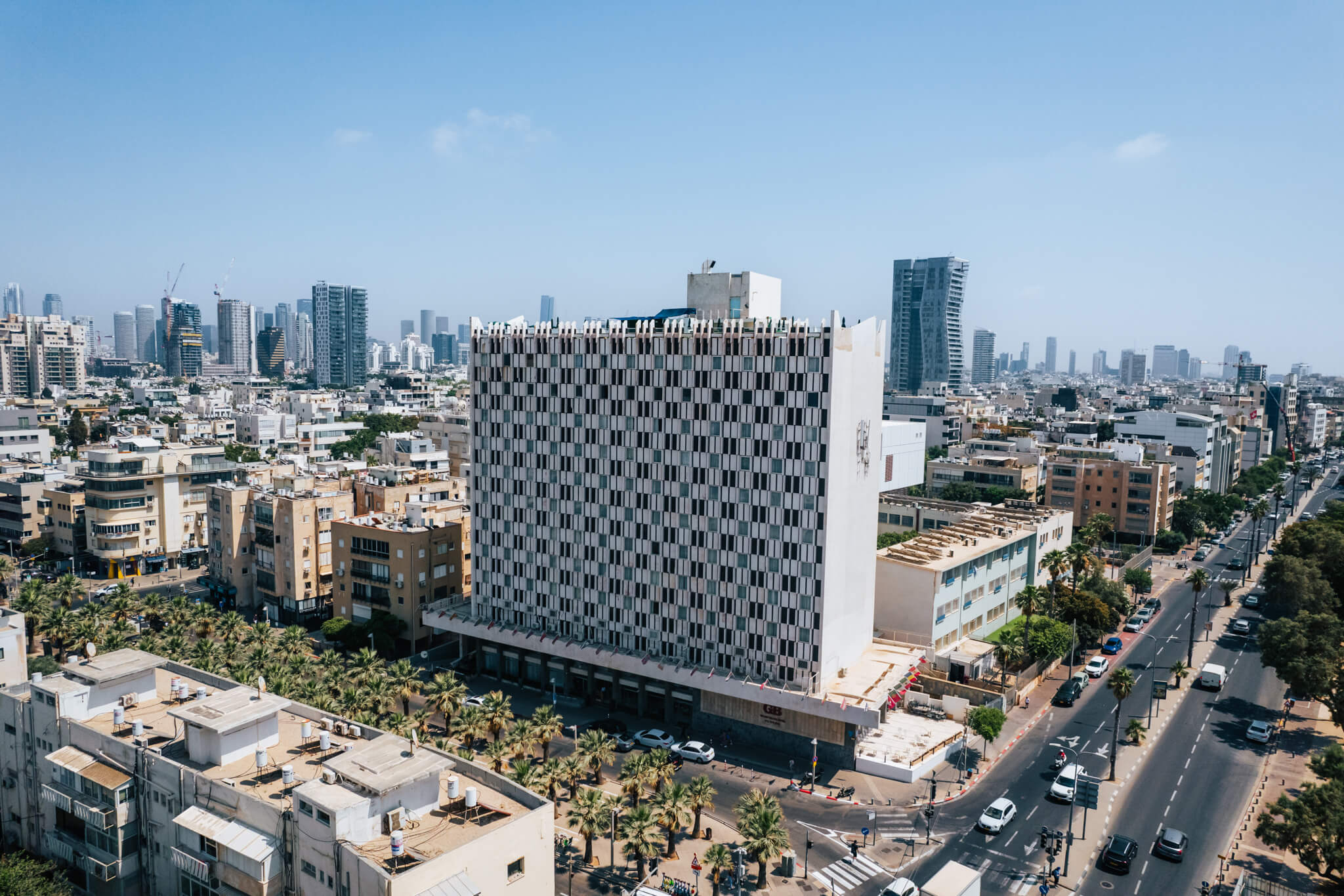 מלון גרנד ביץ' תל אביב | מבט על בניין המלון