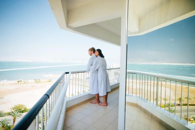 מלון דיוויד ים המלח - זוג משקיף ממרפסת המלון